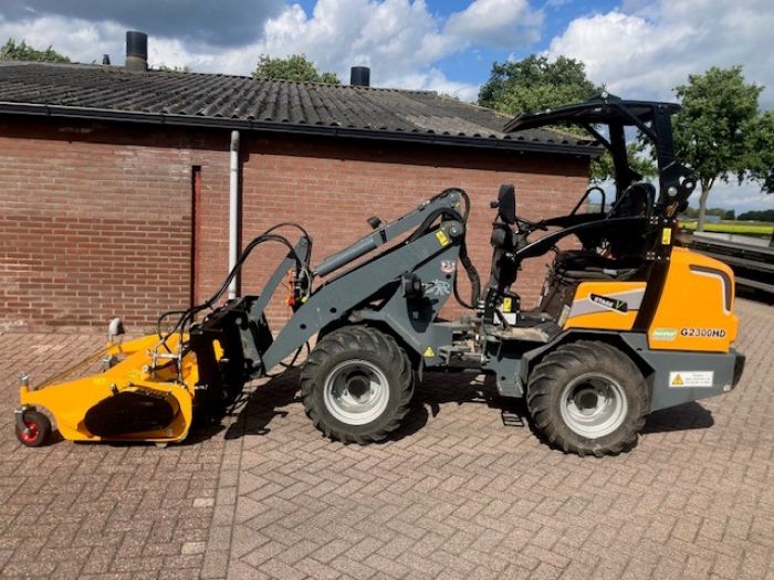 Nette jong gebruikte Giant 2300 HD minishovel met toebehoren