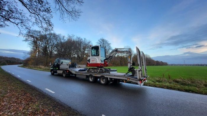 Nieuwe  Takeuchi TB225LSA extra en gebruikte BE combi
