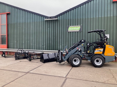 Giant G2300 HD shovel