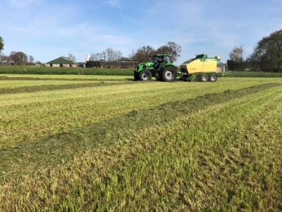 Deutz Fahr 6185 TTV Warrior & Krone Comprima CF 155 XC
