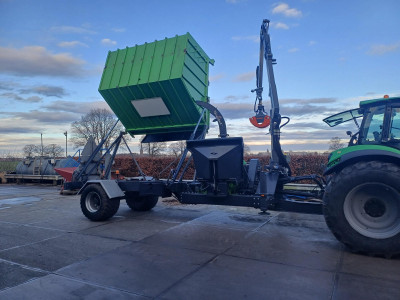 Deutz Fahr 6115 C met Heizohack chipper combi