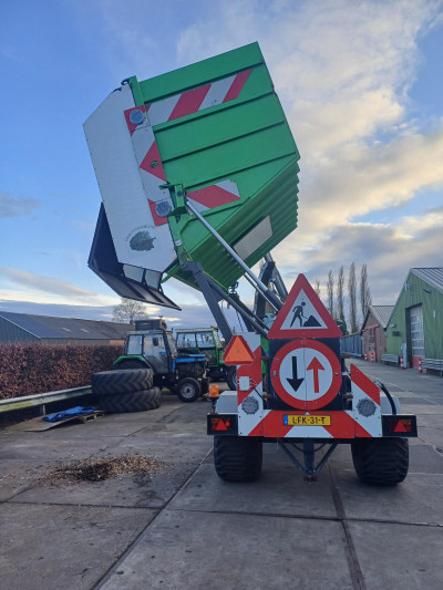 Deutz Fahr 6115 C met Heizohack chipper combi