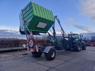 Deutz Fahr 6115 C met Heizohack chipper combi