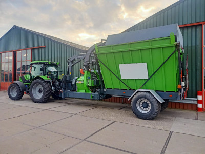 Deutz Fahr 6115 C met Heizohack chipper combi