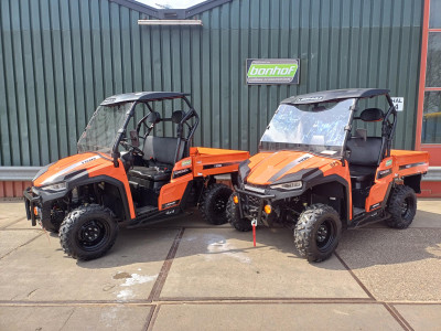Diverse UTV voertuigen en aanhangers