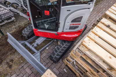 Takeuchi TB325 R Binnendraaier