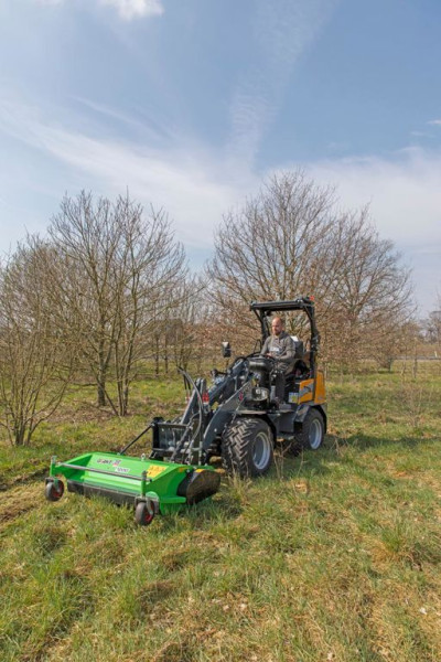 Giant G2300 X-TRA Shovel