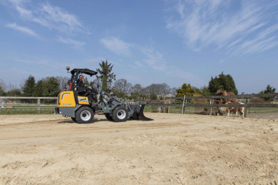 Giant G2300 X-TRA Shovel