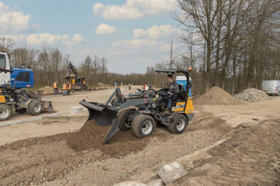 Giant G2300 X-TRA Shovel