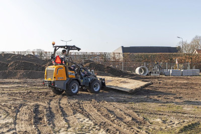Giant G2300 X-TRA Shovel