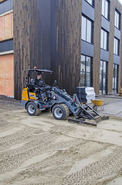 Giant G2300 X-TRA Shovel