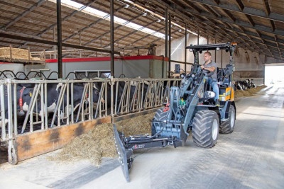 Giant G2700E Shovel