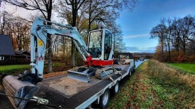 Nieuwe  Takeuchi TB225LSA extra en gebruikte BE combi