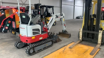 V-Move Elektrotrekker, Takeuchi minikraan, MB Crusher Zeefbak, heftruckkraanarm